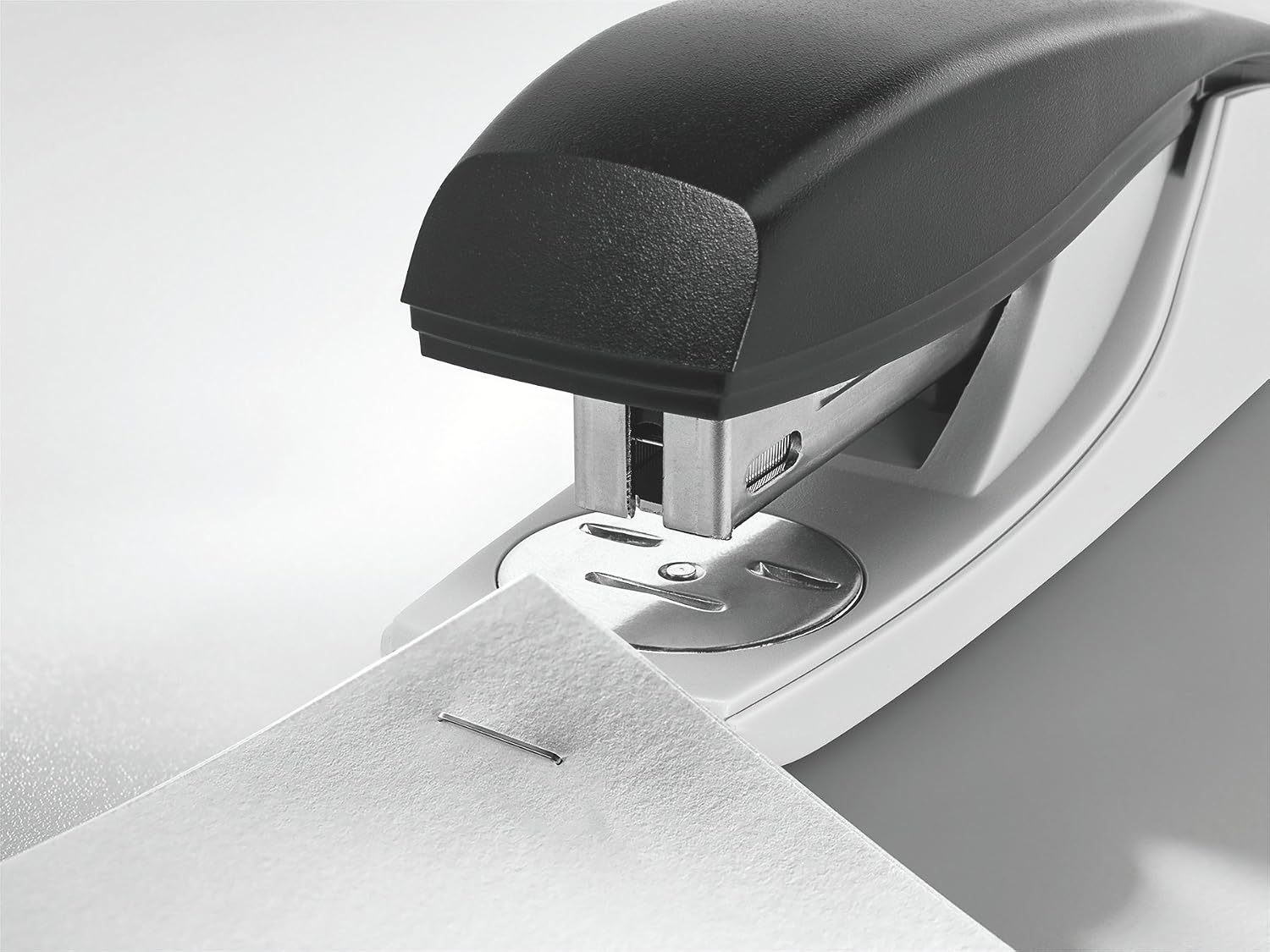 Detalle de Leitz NeXXt Bürotacker aus Metall – bis zu 30 Blatt, inkl. Heftklammern (24/6, 26/6) – Schwarz