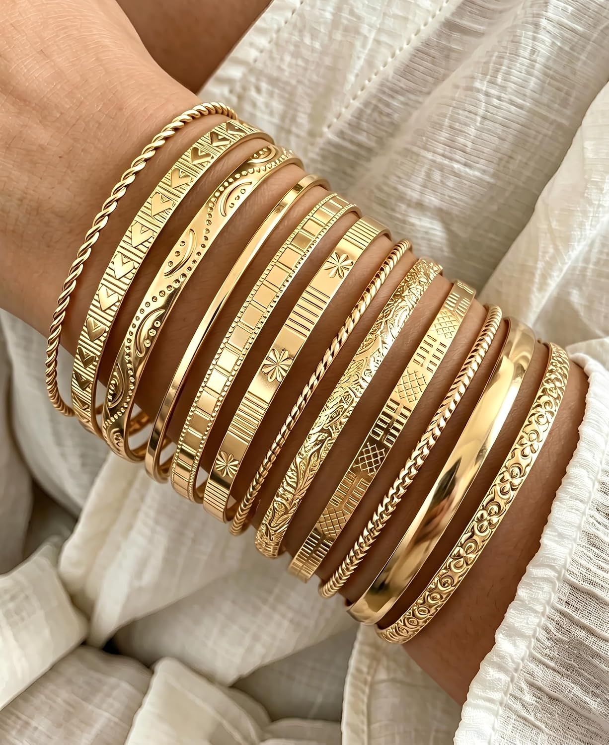 Detalle 2 de Gold bangle bracelet set, 14K plated