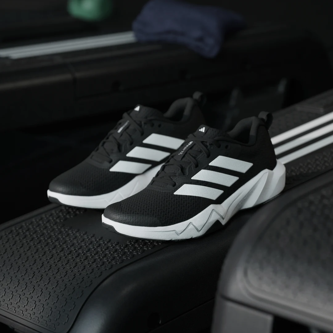 Detalle de Zapatilla de entrenamiento Rapidmove Go de Adidas – color Negro