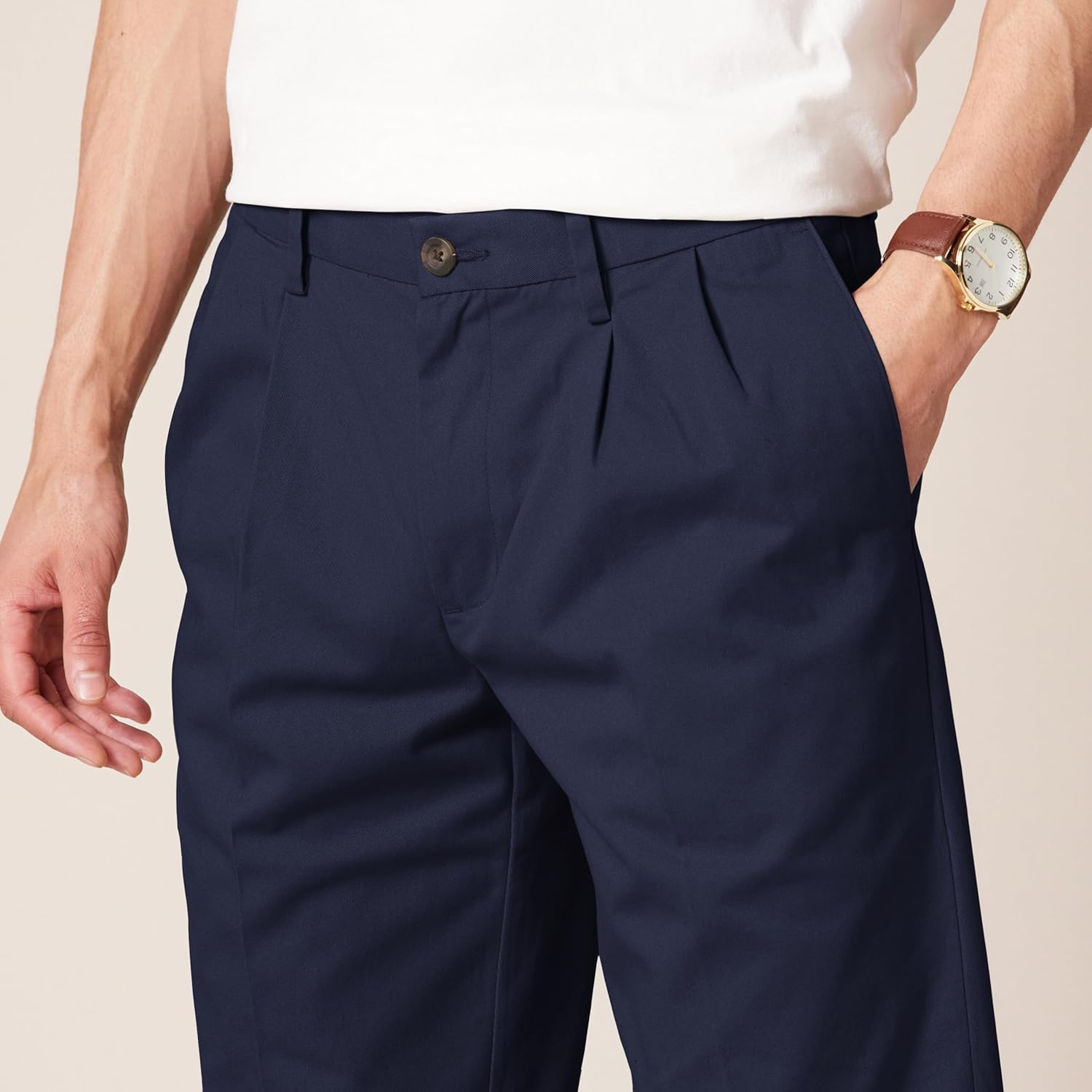 Thumbnail 3 de Amazon Essentials Men’s Classic-Fit Wrinkle-Resistant Pleated Chino Trousers (Big & Tall)