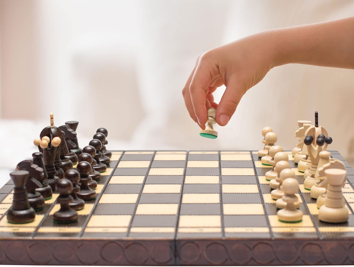 Detalle de Husaria European International Chess Wooden Game Set, King’s Classic – 35.5cm, Handcrafted Pieces & Felted Folding Board