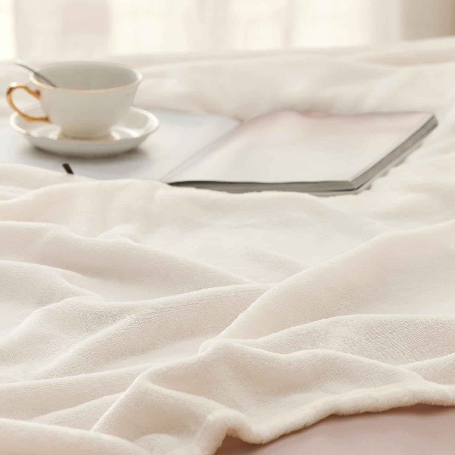 Detalle 2 de Bedsure King Size Fleece Blanket, Cream, Lightweight 100% Polyester, 108 x 90 in