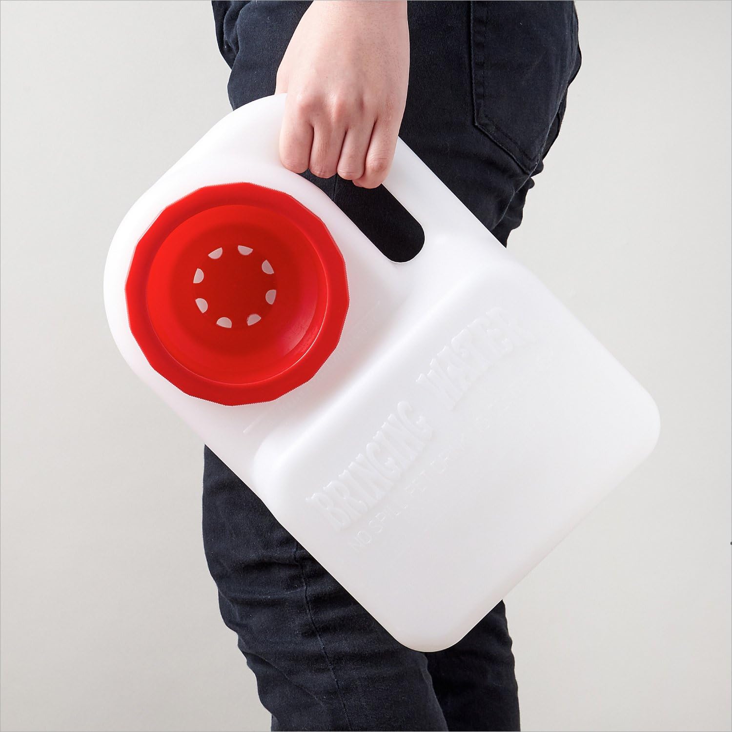 Detalle de オーエフティー ブリングウォーター ペット用給水器 2.5L、飛び散りを抑える設計・活性炭フィルター付き