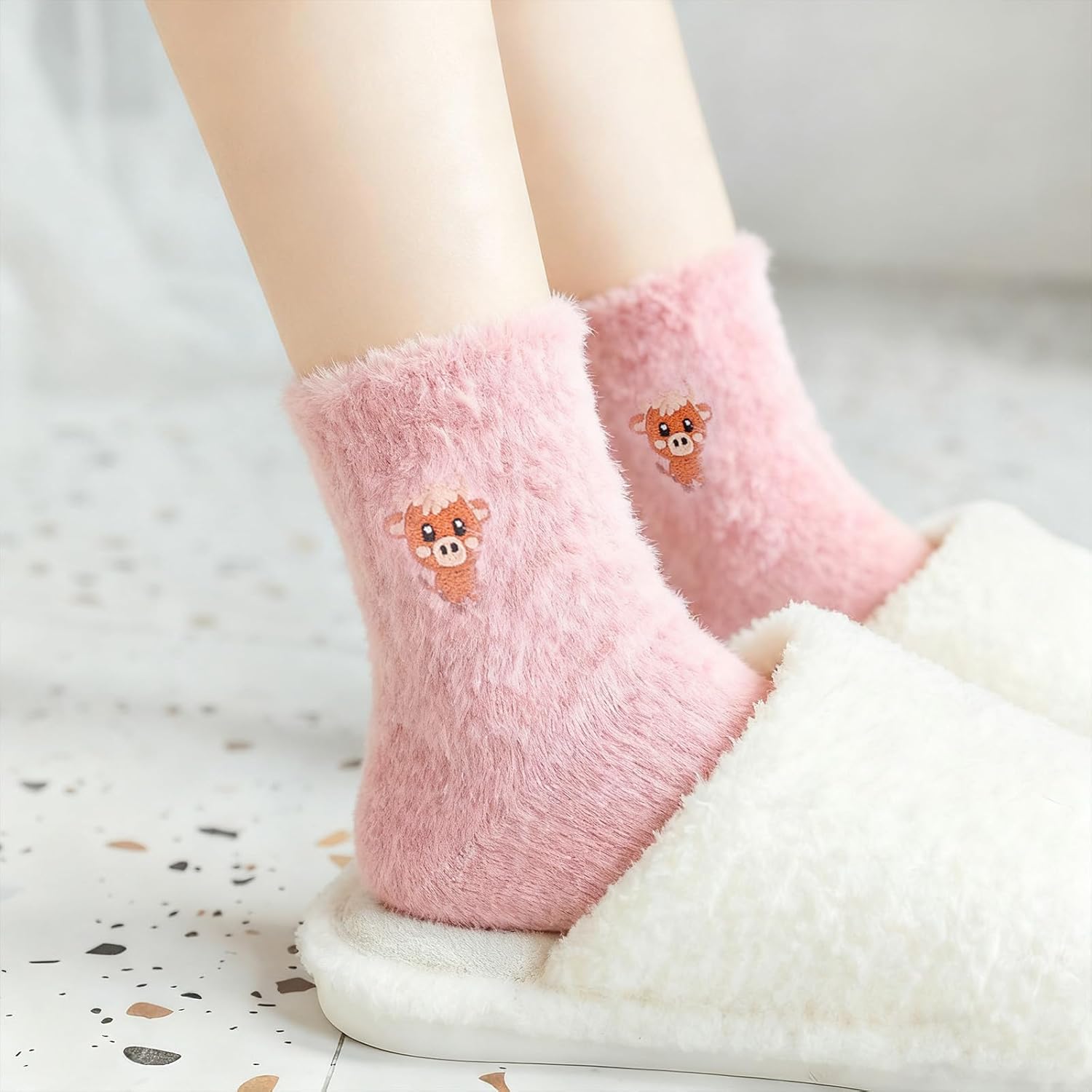 Detalle 2 de QBEJIME Highland Cow Gifts for Women: 3 Pairs Fluffy Socks (UK 4–8)