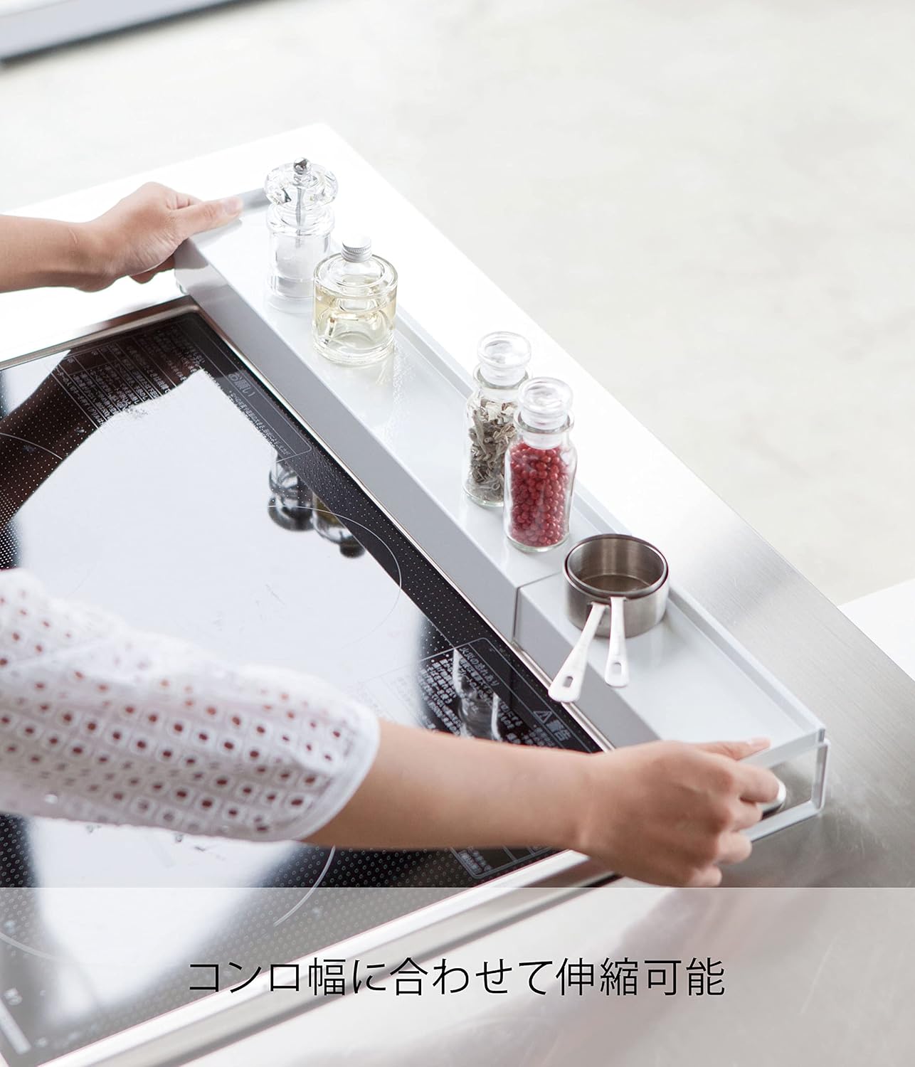 Detalle de 山崎実業 tower 3445 棚付き伸縮排気口カバー ホワイト 幅44~82cm・ガード付き棚
