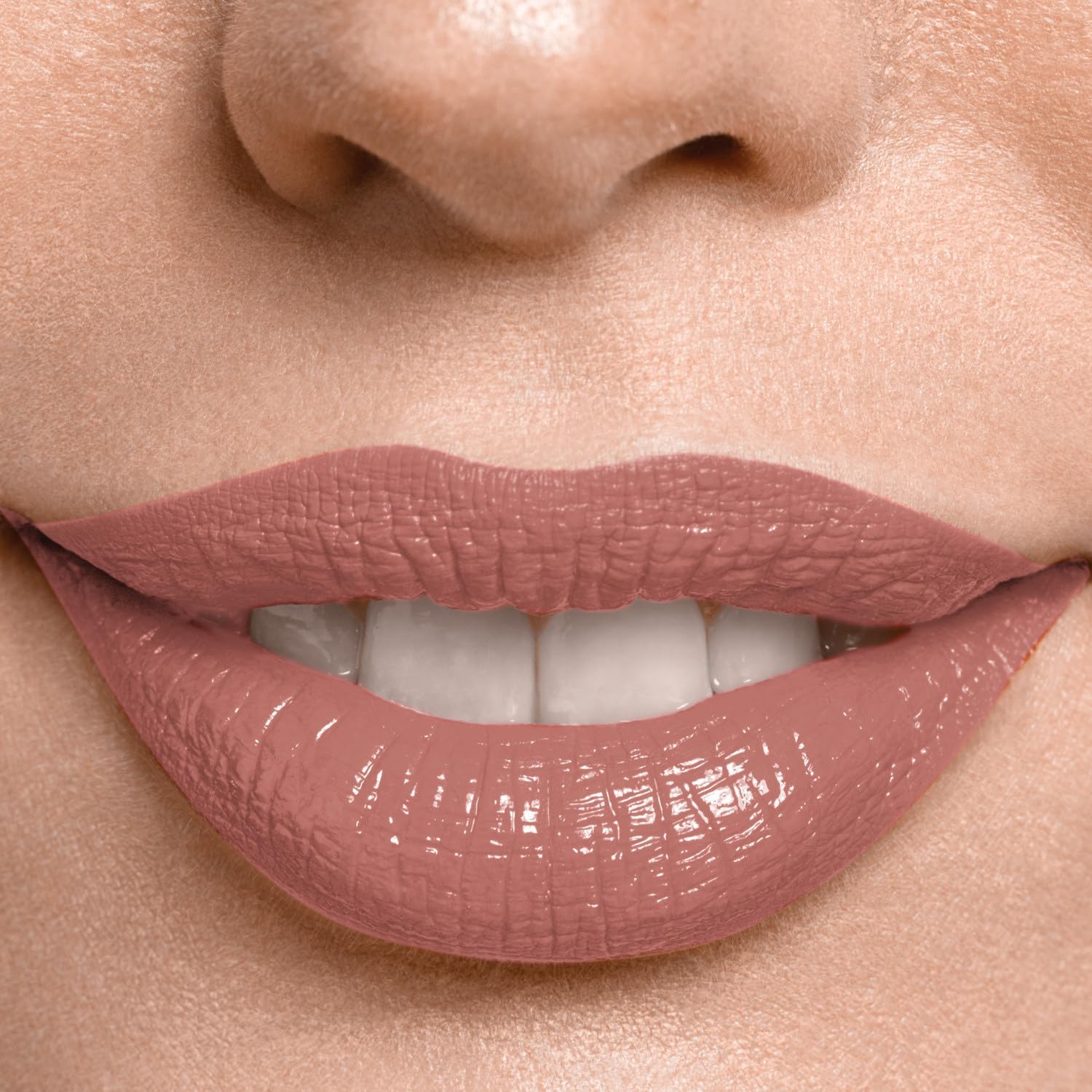 Detalle de Maybelline Superstay 24-timmars läppstift 615 Soft Taupe, flytande med balsam