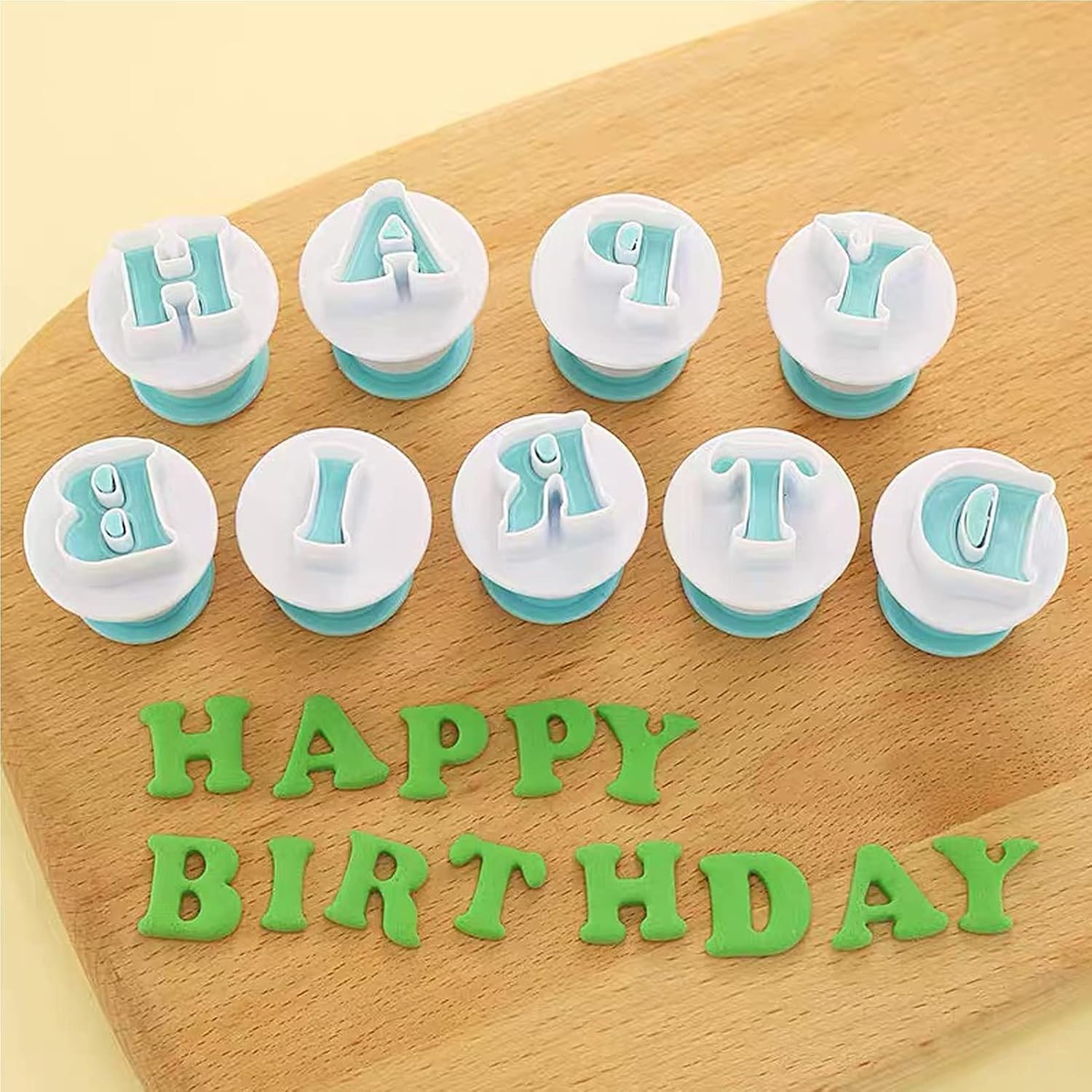 Detalle de 26 Pieces Alphabet Cookie Cutter and Letter Stamps Set for Fondant, Cake Decorating and Biscuit Making