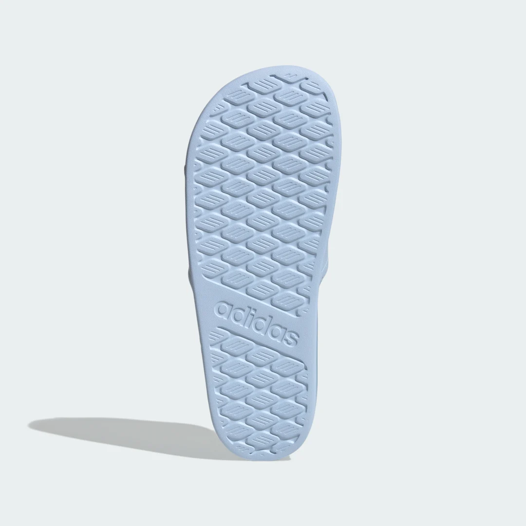 Detalle de CHANCLA ADILETTE COMFORT 2.0 de Adidas: comodidad y estilo en color azul