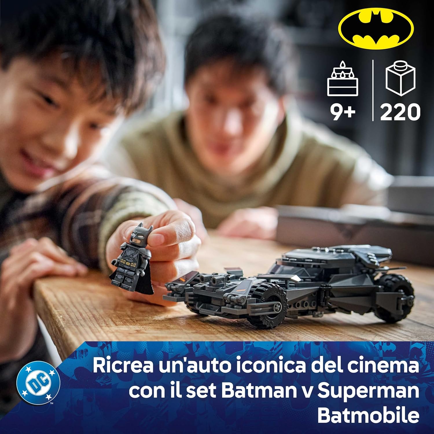 Detalle 2 de LEGO DC Batman v Superman Batmobile 76331 — Macchina Giocattolo da Collezione con Minifigure di Batman
