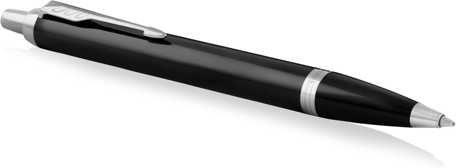 Parker IM Kugelschreiber in Schwarz mit Chromteilen, mittlere Spitze und blauer Mine – in Geschenkbox