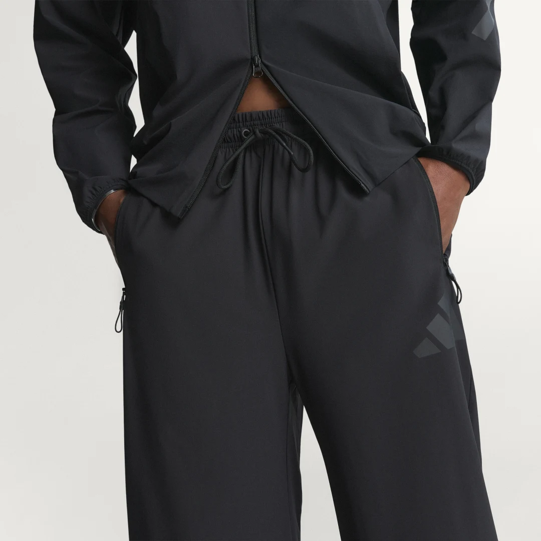 Detalle de Pantalón de tejido técnico Adidas Z.N.E. – negro