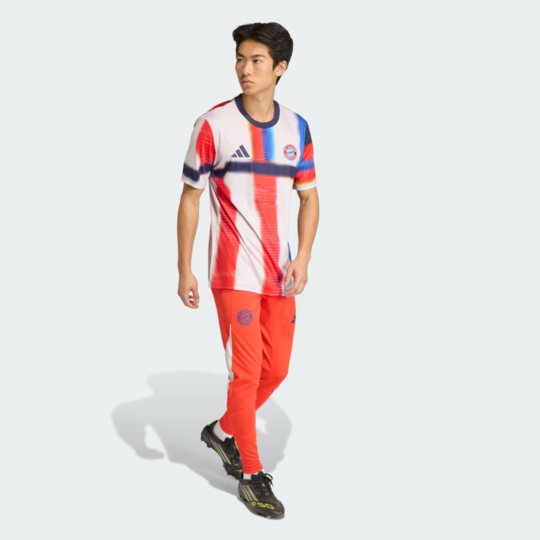 Detalle de Camiseta de calentamiento FC Bayern SS26 de Adidas – azul