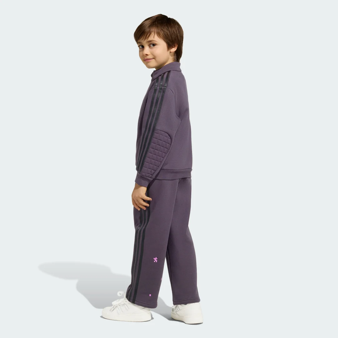 Detalle de Conjunto Adidas Minecraft: sudadera holgada y camiseta de cuello redondo en color violeta