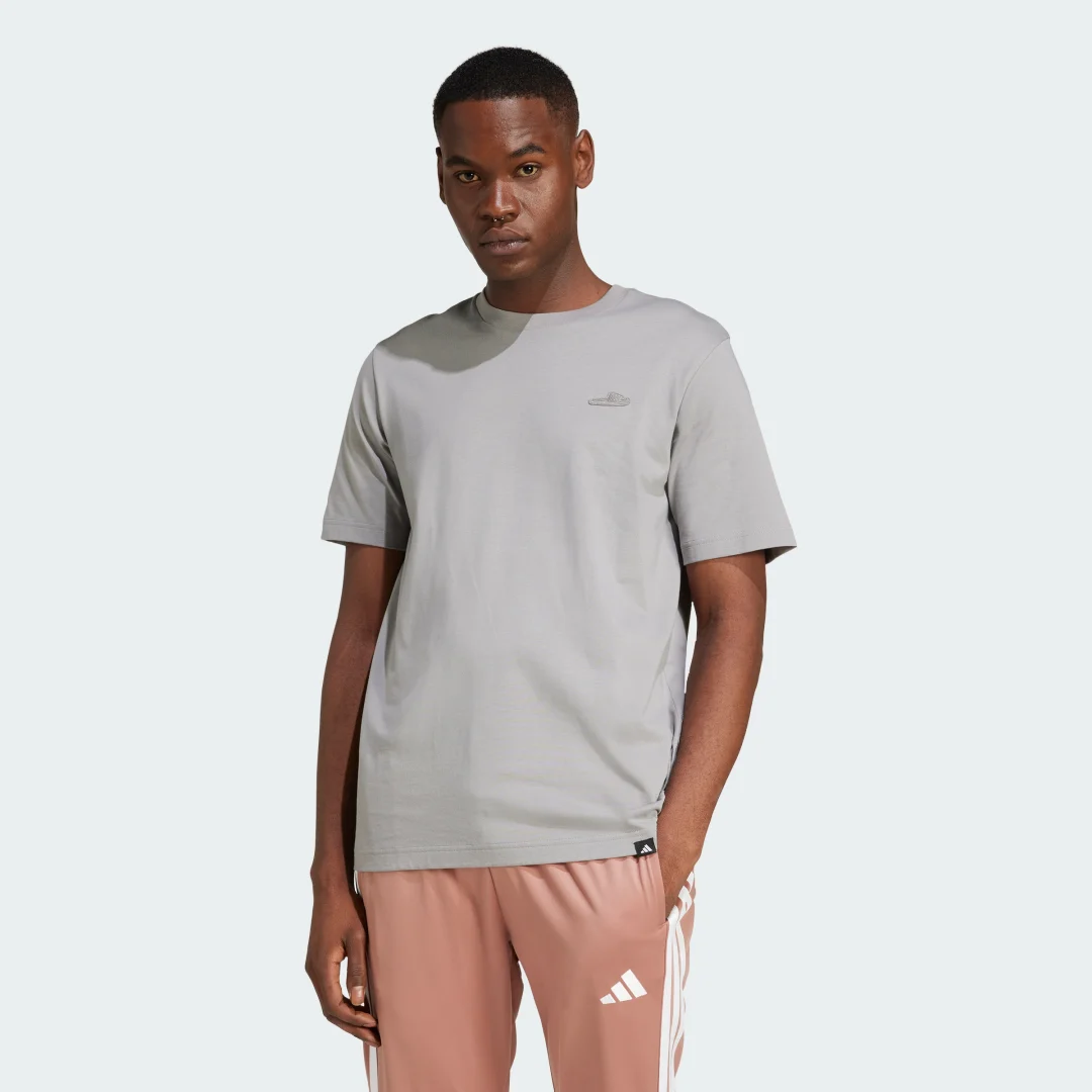Detalle de Adidas Camiseta Lounge Slide Graphic – Gris