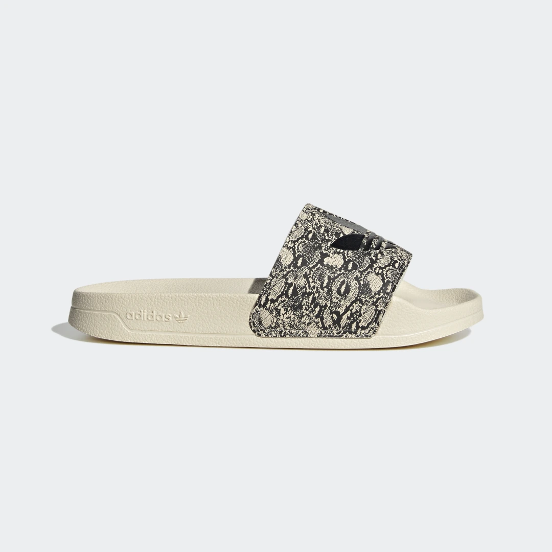 Detalle de Adilette Lite Slides de Adidas — comodidad sencilla en blanco