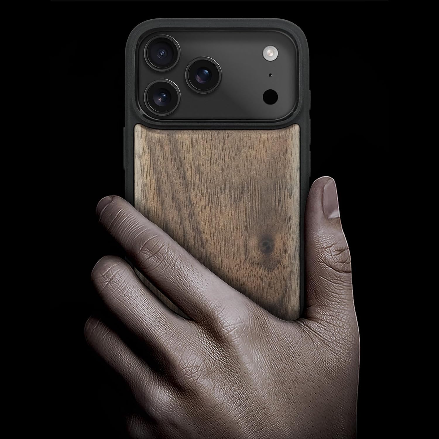 Detalle 2 de Carveit Magnetic Wooden Case for iPhone 17 Pro Max (Walnut) — Laser-Engraved Wood + Soft TPU Shockproof Cover