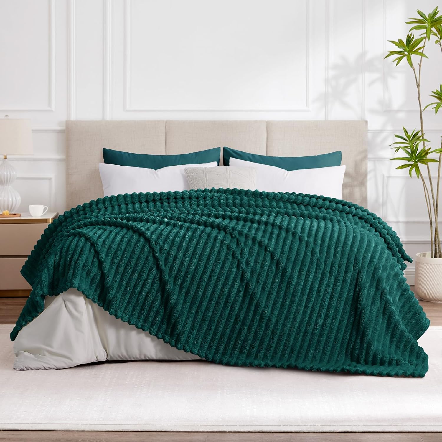Detalle 2 de RUIKASI Kuscheldecke aus Fleece in Beige (230x270 cm) – flauschige Couchdecke für Wohnzimmer & Deko
