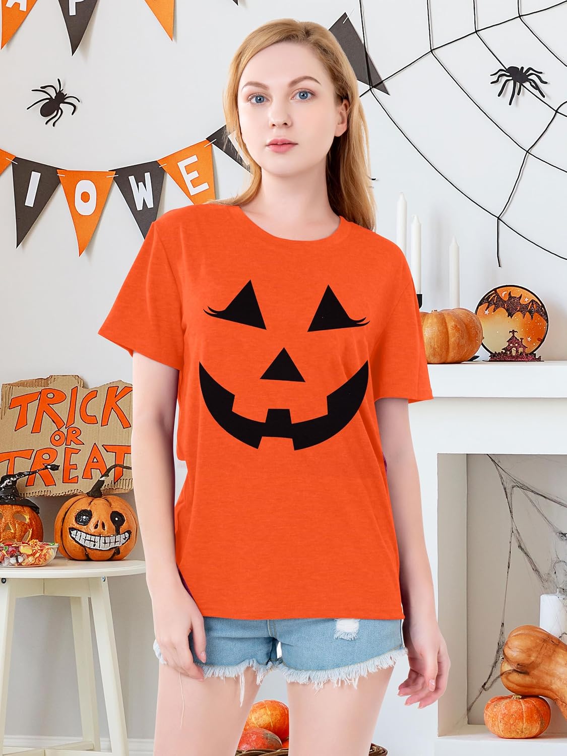 Detalle de SUPEYA Women’s Halloween Ghost Graphic T-Shirt, Short Sleeve Spooky Season Tee