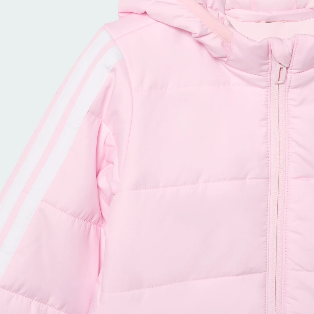 Detalle de Chaqueta acolchada Essentials 3 Stripes de Adidas (rosa)