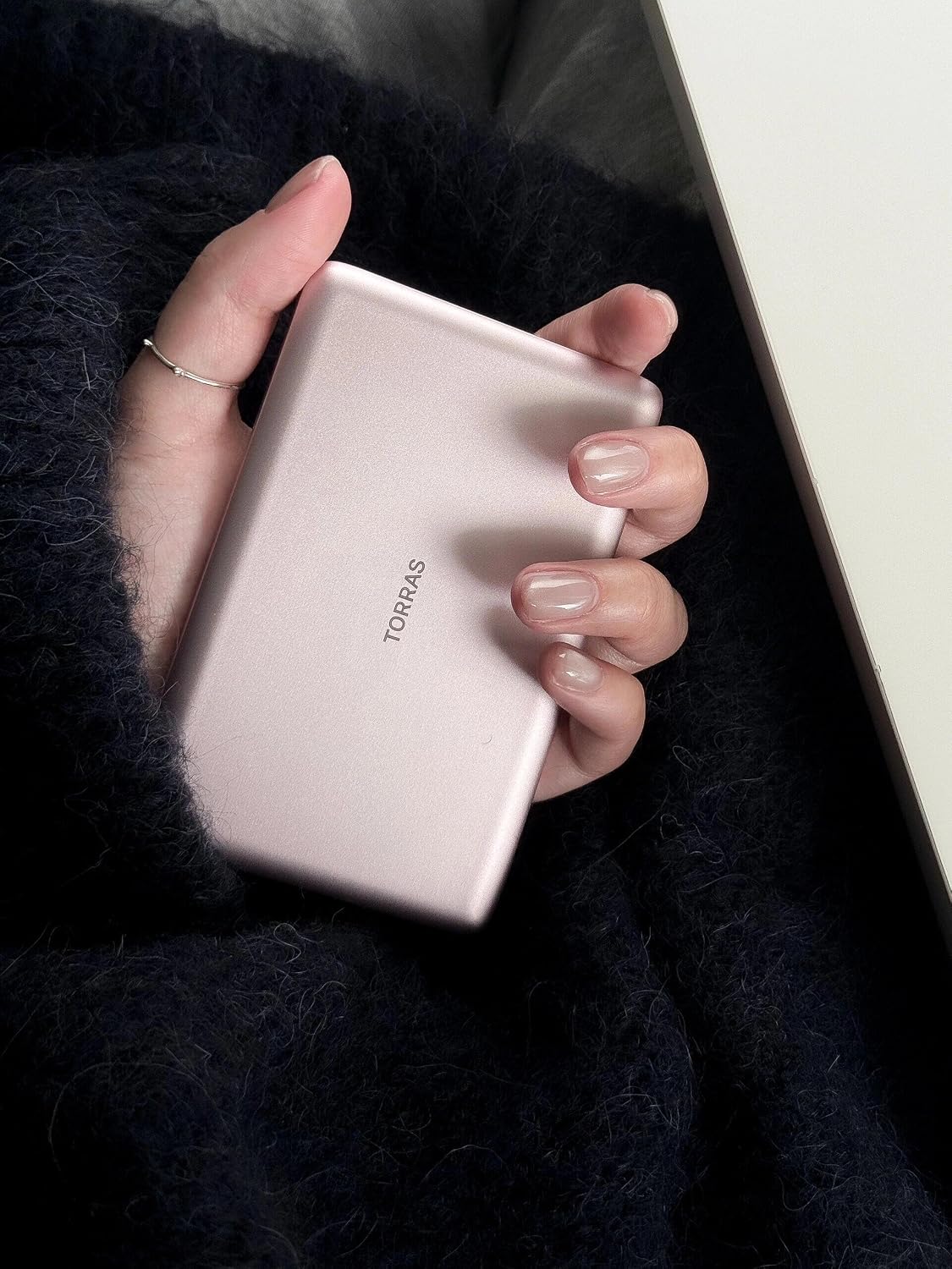 Thumbnail 6 de TORRAS PB4D MiniMag 5000mAh Magnetic Power Bank, 0.3-Inch Slim, Azalea Pink