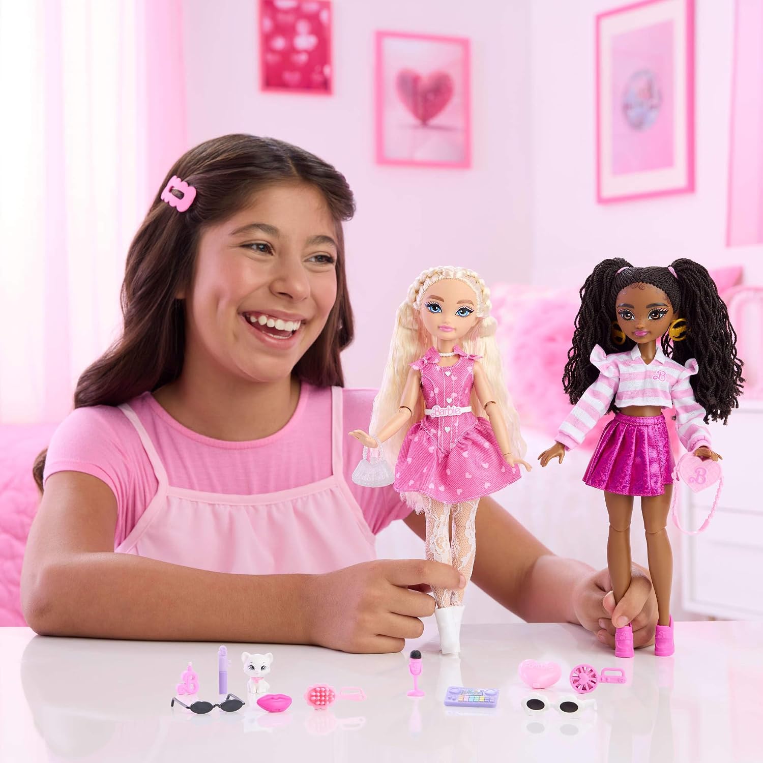 Detalle de Barbie Dream Besties Brooklyn (snodata) con capelli castani intrecciati, outfit rosa e accessori per la danza