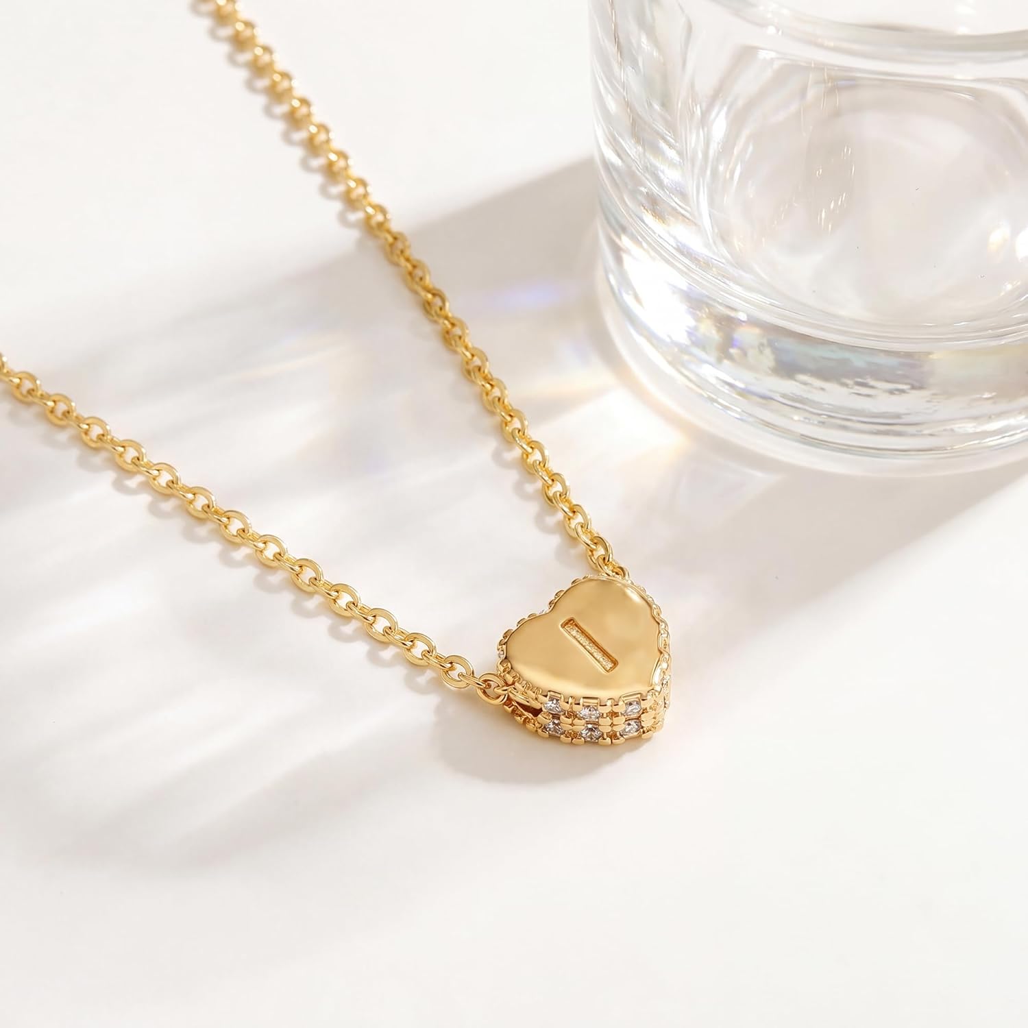 Detalle de Jenosy Damen Herzkette mit Buchstaben – 18K vergoldete Namenskette mit Anfangsbuchstaben, 35 cm + 5 cm
