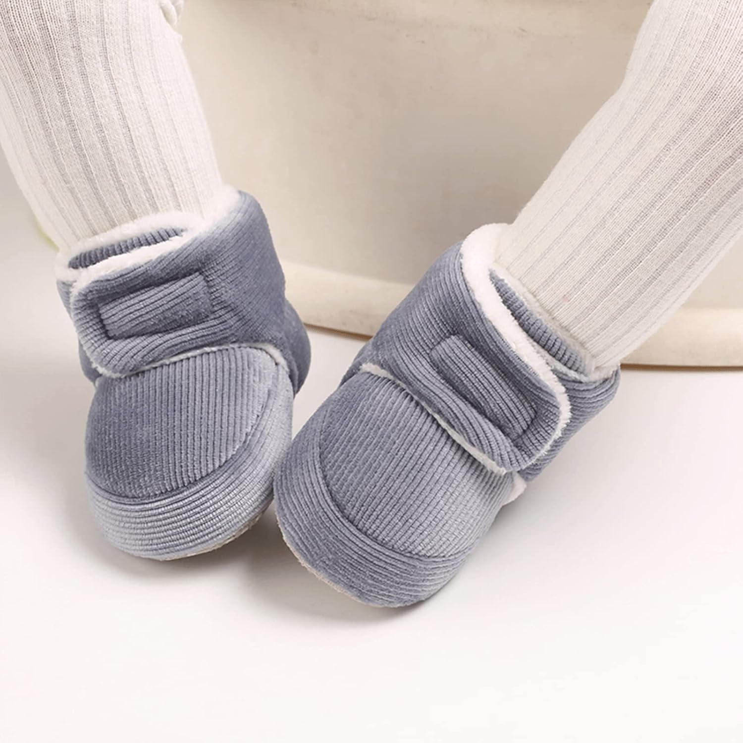 Detalle de outfit spring Baby Winter Warm Fleece Bootie (0–18 Months) – Non-slip soft sole prewalker shoes with adjustable Velcro