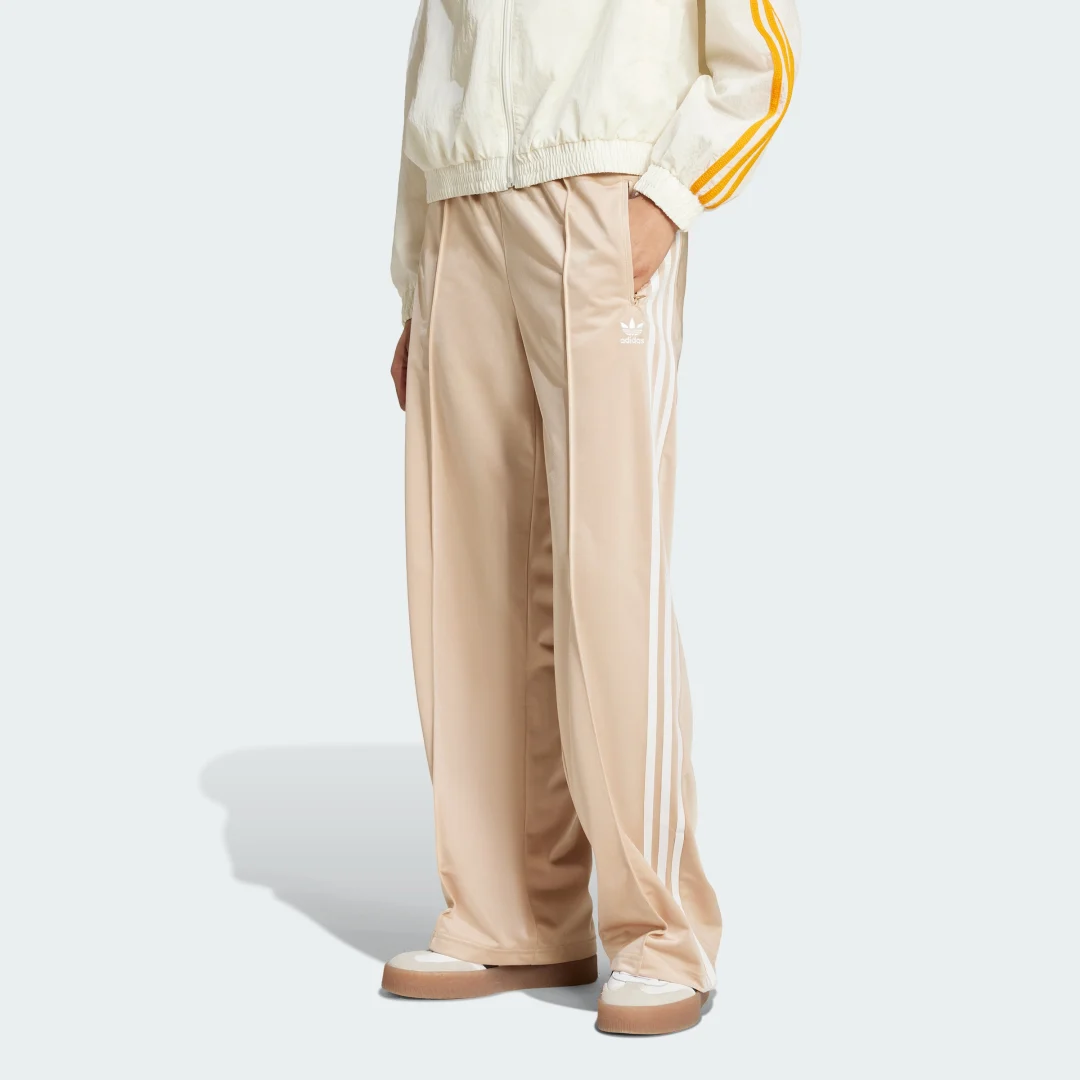 Detalle de Pantalón Firebird Loose de Adidas - beige, comodidad urbanita