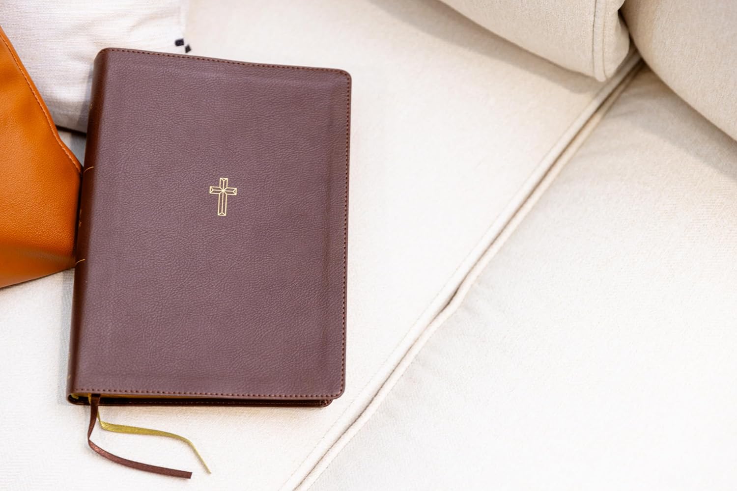 Detalle de Zondervan NASB Wide Margin Bible, Brown Leathersoft, Red Letter, 1995 Text