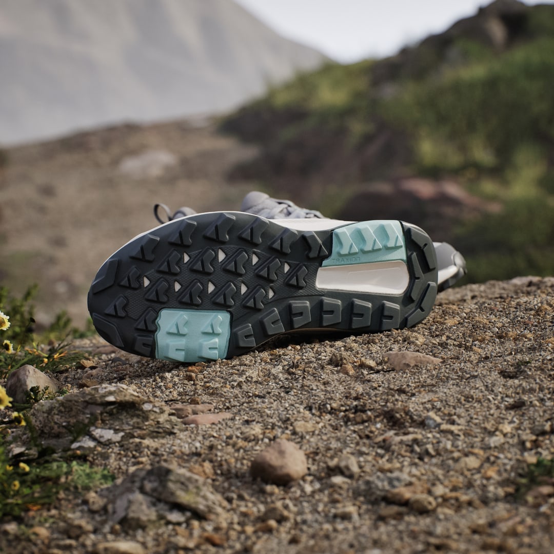 Detalle de Zapatilla Terrex Anylander Hiking de Adidas – estilo y comodidad para salidas al aire libre