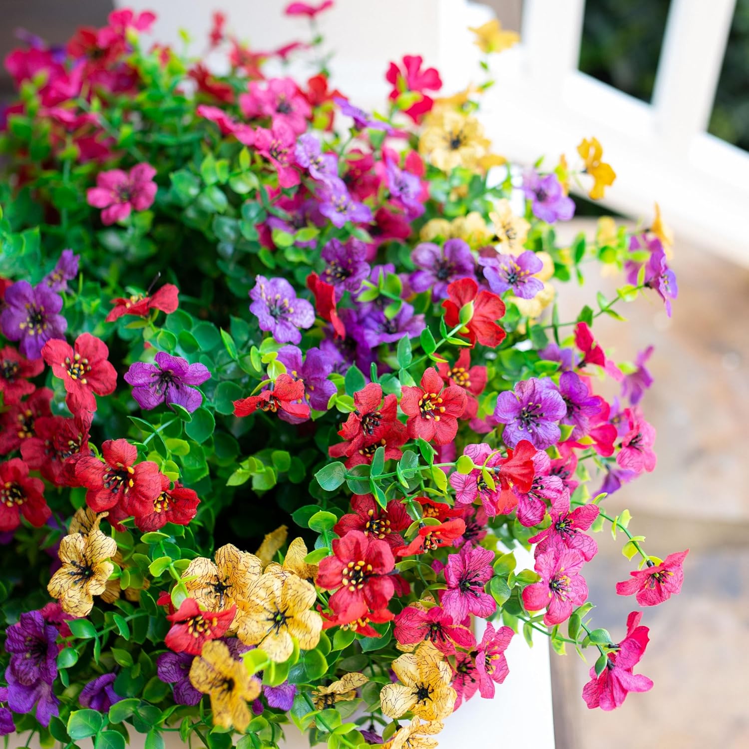 Detalle 2 de florisso Artificial Outdoor Daisy Flowers (12 Bundles) with UV-Resistant Eucalyptus Leaves