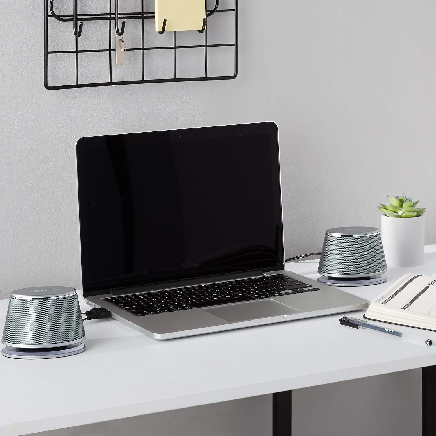 Detalle 2 de Amazonベーシック V620SILVER USB接続PCスピーカー ステレオ・シルバー・底面ラジエーター搭載