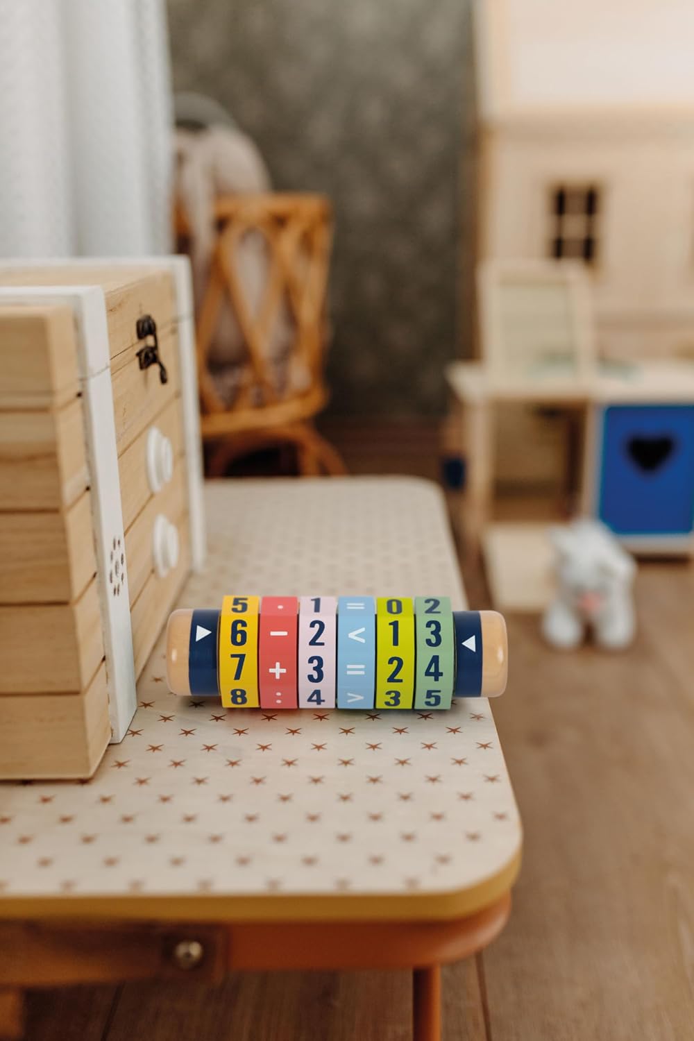 Detalle 2 de small foot Rechenrolle Kleines 1x1 Educate – Rechenhilfe aus Holz für Grundrechenarten