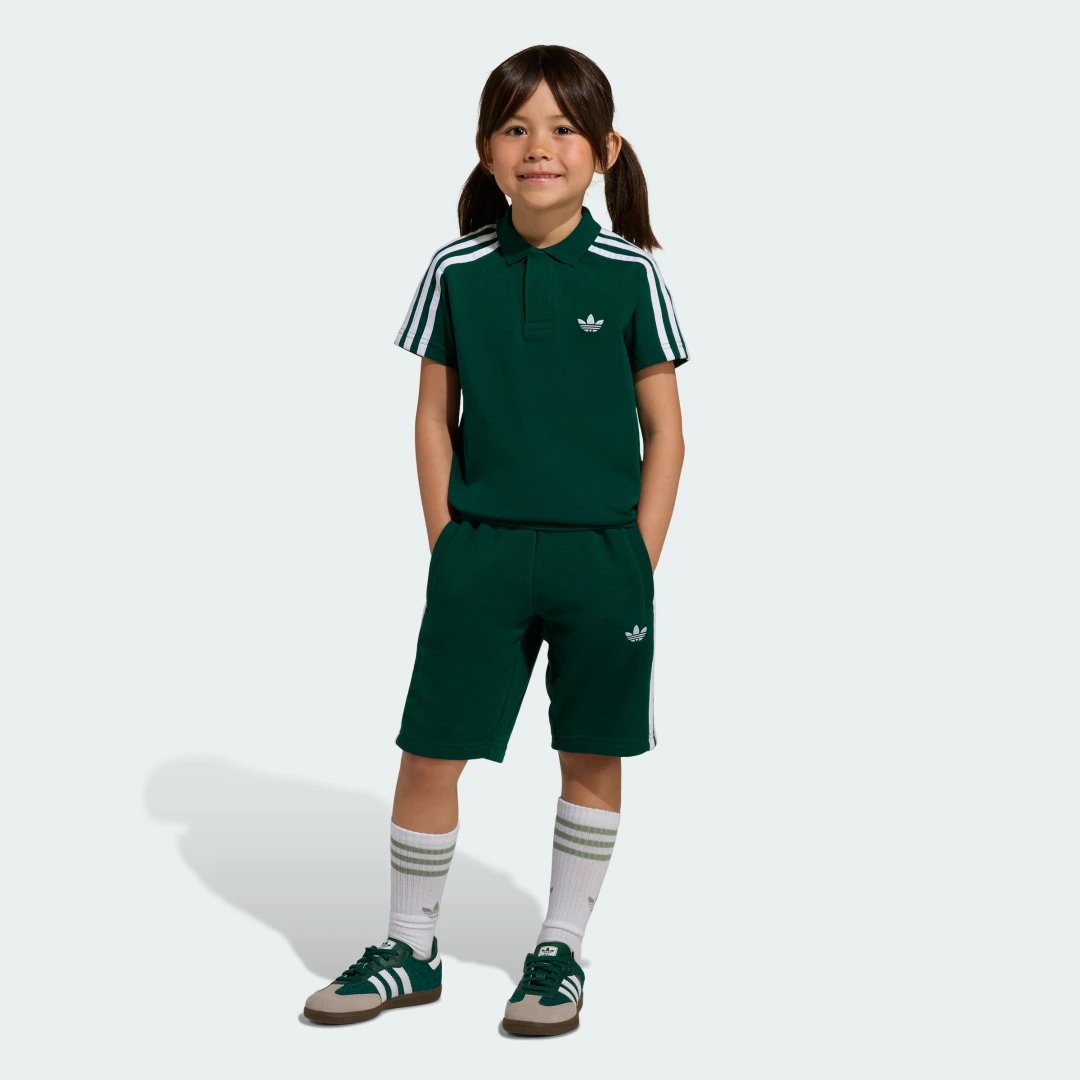 Detalle de CONJUNTO Adidas: pantalón corto y polo en verde, para entrenos y ocio