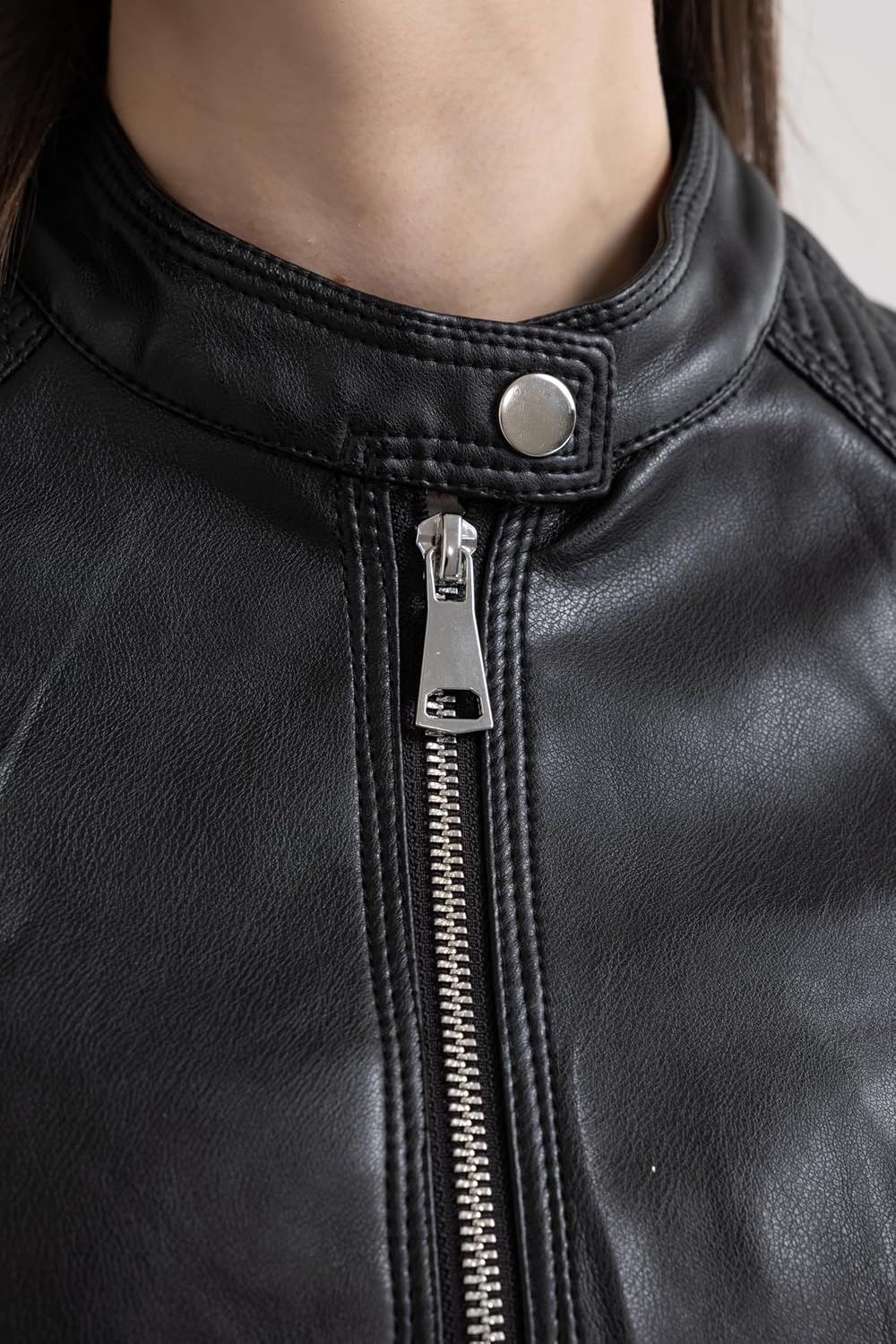 Detalle 2 de Giacca donna in ecopelle leggera con cerniera e tasche vittorio y