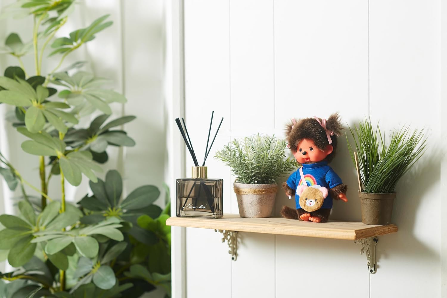 Detalle 1 de Sekiguchi 233724 Monchhichi bambina con maglietta arcobaleno, borsa e fiocchi (peluche ~20 cm)