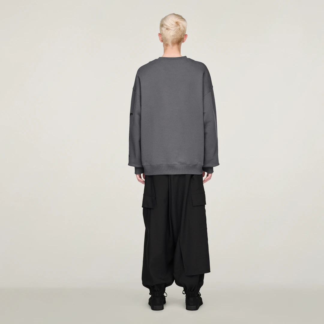 Detalle de Sudadera estampada de cuello redondo Y-3 de Adidas – gris