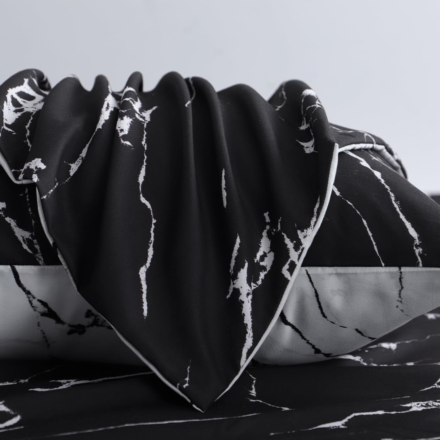 Thumbnail 6 de RUIKASI Bettwäsche 220x240 cm – 3-teiliges Schwarz-Set mit Marmor Muster aus Mikrofaser