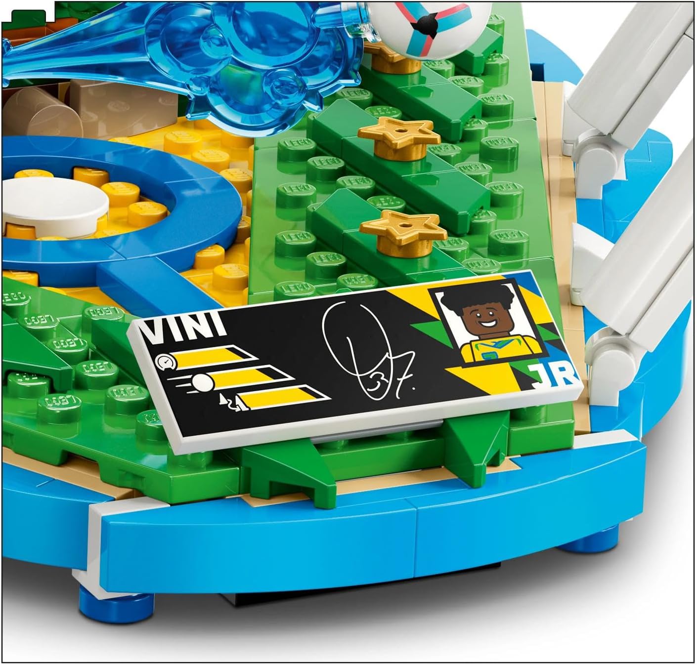 Detalle de LEGO Editions Vini Jr. – Football Highlights 3D Display Model Kit (43027)