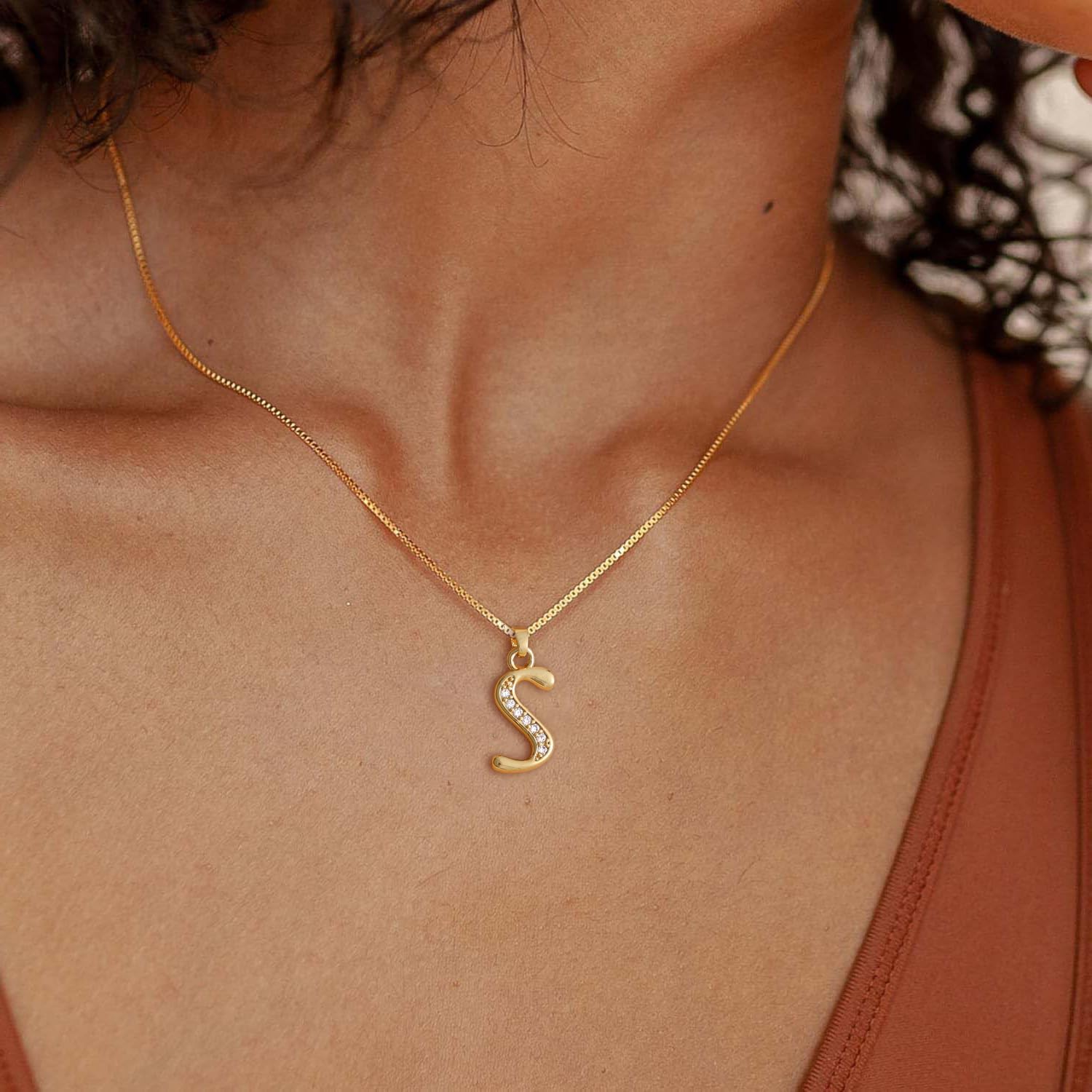 Detalle 2 de Fglqfam Initial Necklace, 14K Gold-Plated