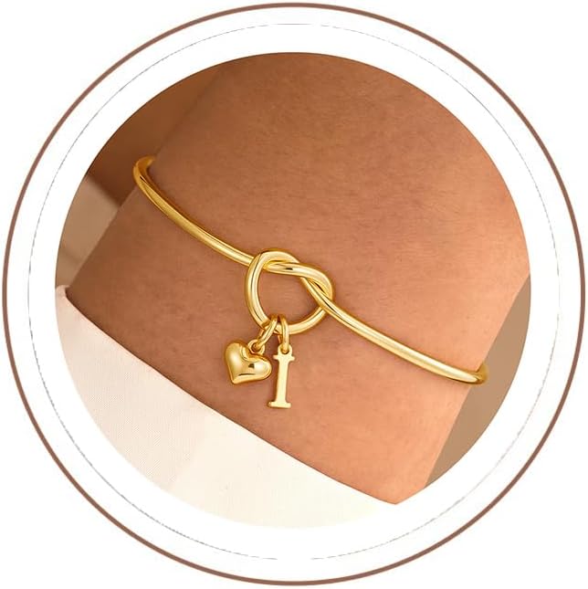 Detalle de Bracelet nœud d’amour TINGN avec initiale en plaqué or 14 carats et cœur pour femme