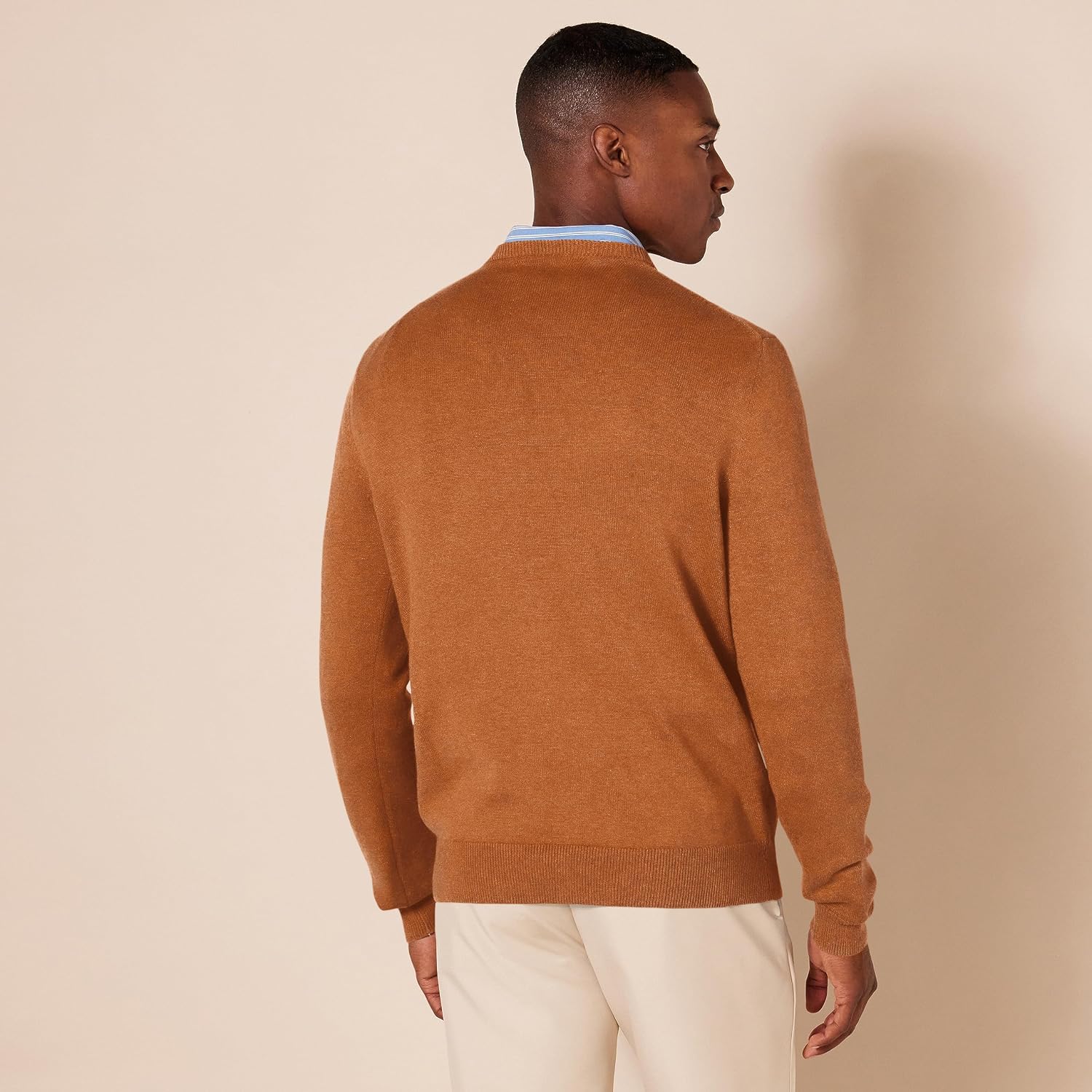 Detalle de Pull à col en V Amazon Essentials homme