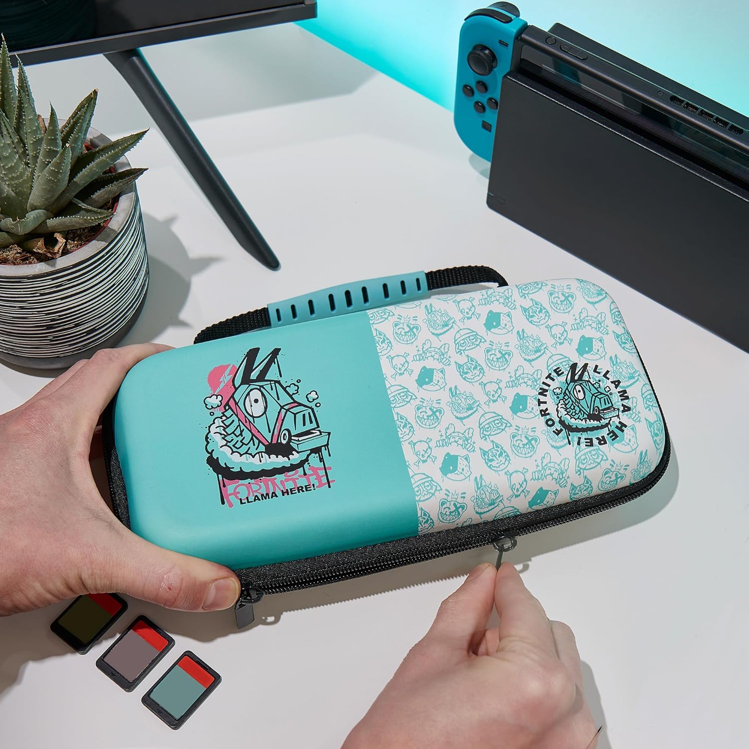 Thumbnail 3 de Numskull Fortnite Nintendo Switch Case – Offizielles Llama Hartschalen-Etuí mit Spielkassetten-Aufbewahrung