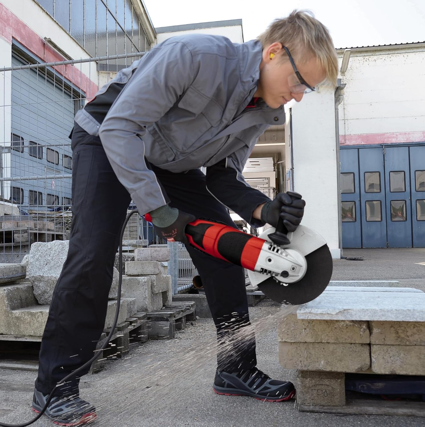 Detalle de Einhell TE-AG 230/2000 Smerigliatrice Angolare da 230 mm: potenza, controllo e versatilità per lavoro intenso