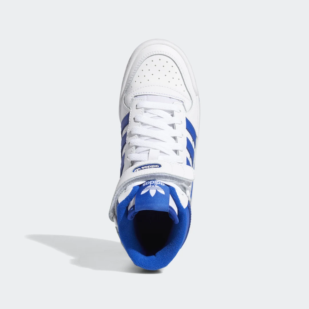 Detalle de Zapatilla Forum Mid de Adidas: estilo clásico en blanco para el día a día