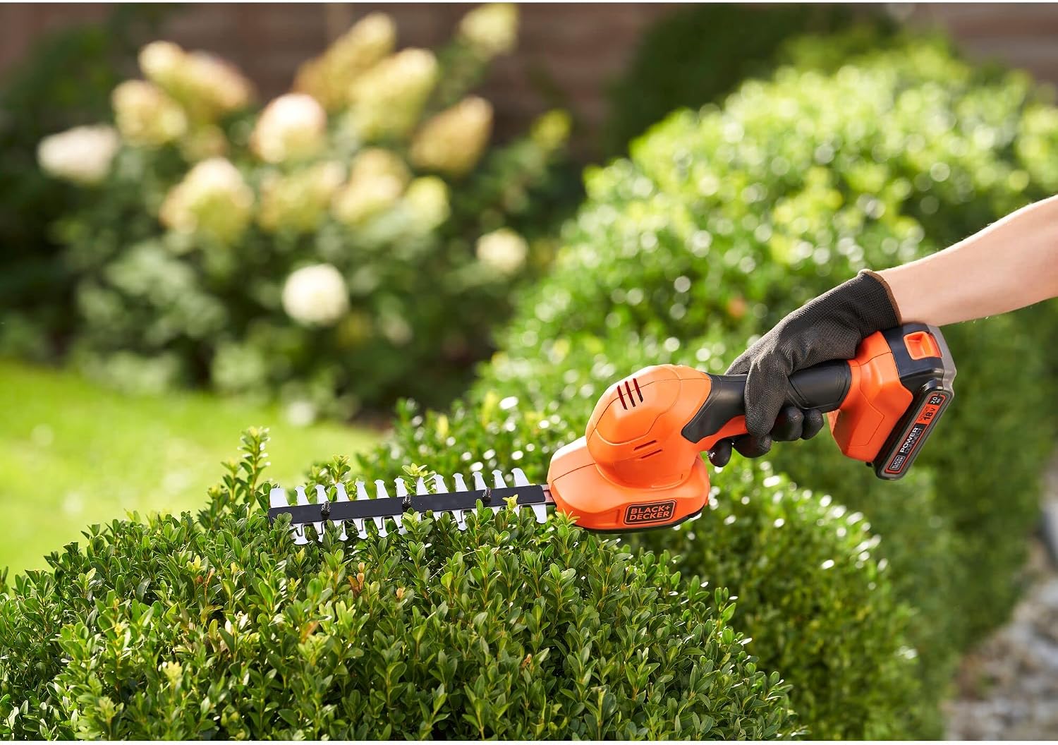 Detalle 2 de BLACK+DECKER Combo 2 en 1 Scupte-Haies et Cisaille à Gazon - 18V (BCSS18B-XJ) sans Batterie ni Chargeur
