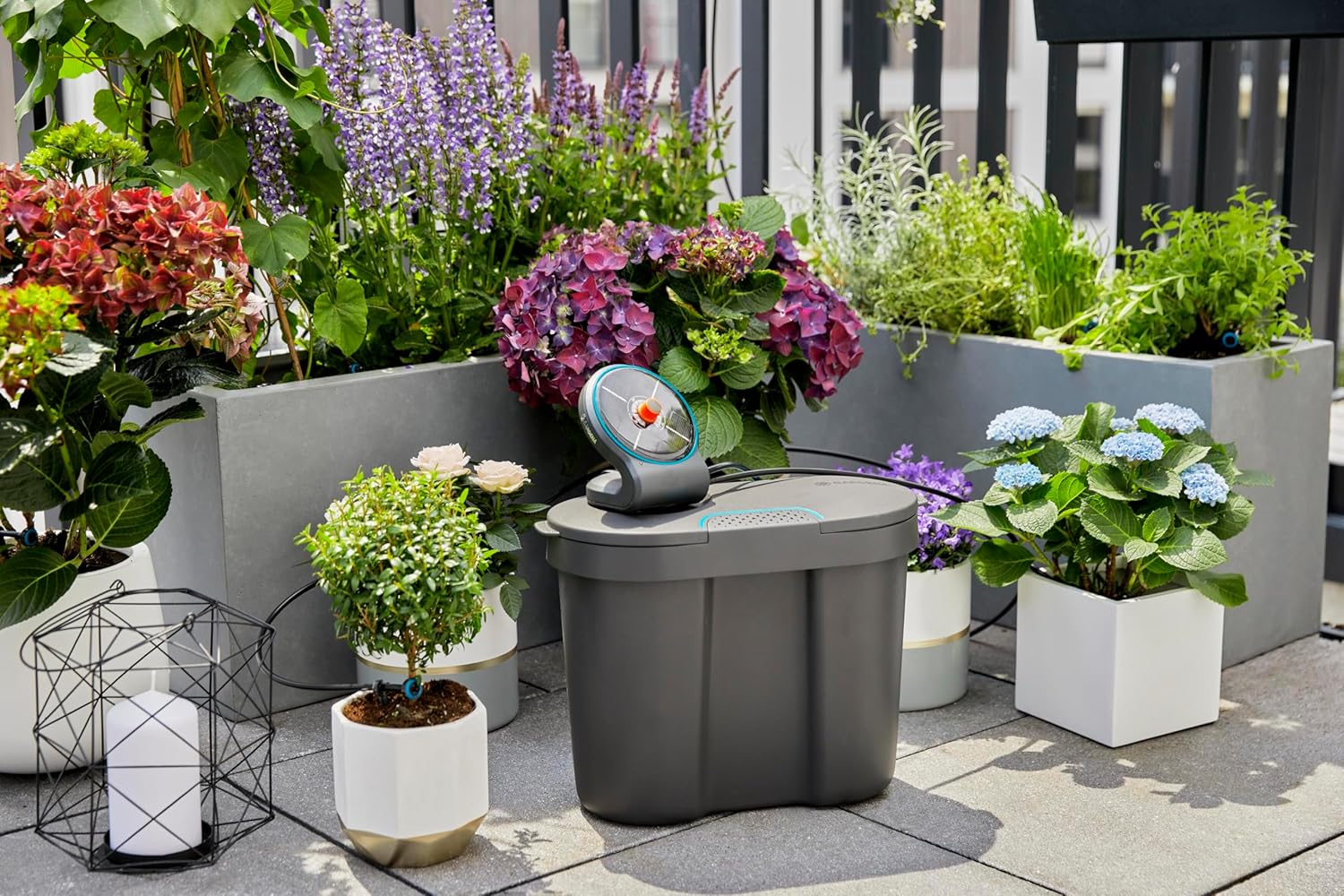 Detalle de Gardena Solar-Bewässerung AquaBloom Set inkl. Wasserreservoir – Bewässerung für bis zu 20 Balkonpflanzen