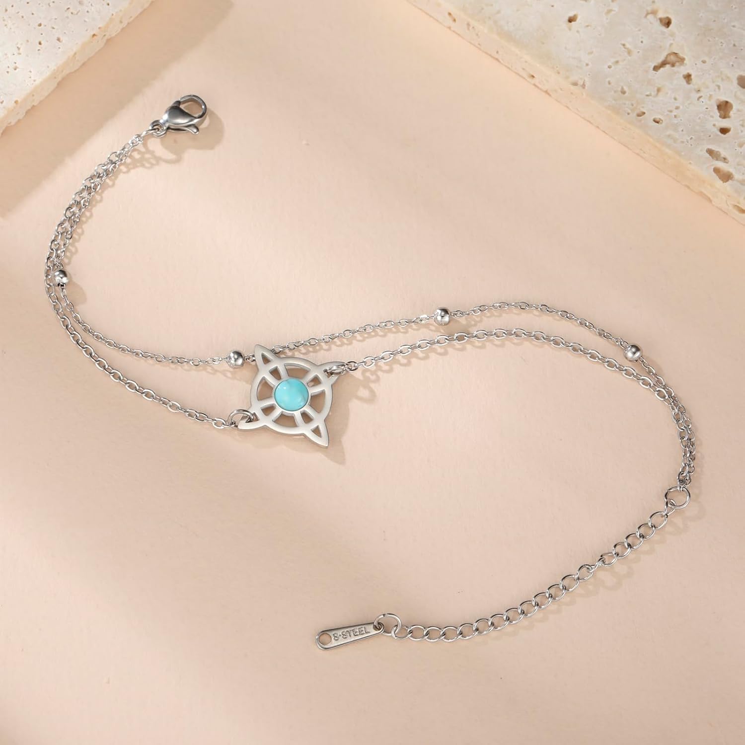 Detalle de VASSAGO Hexen Knoten Armband aus Edelstahl mit blauer Perle – magischer Knoten Charm für Frauen