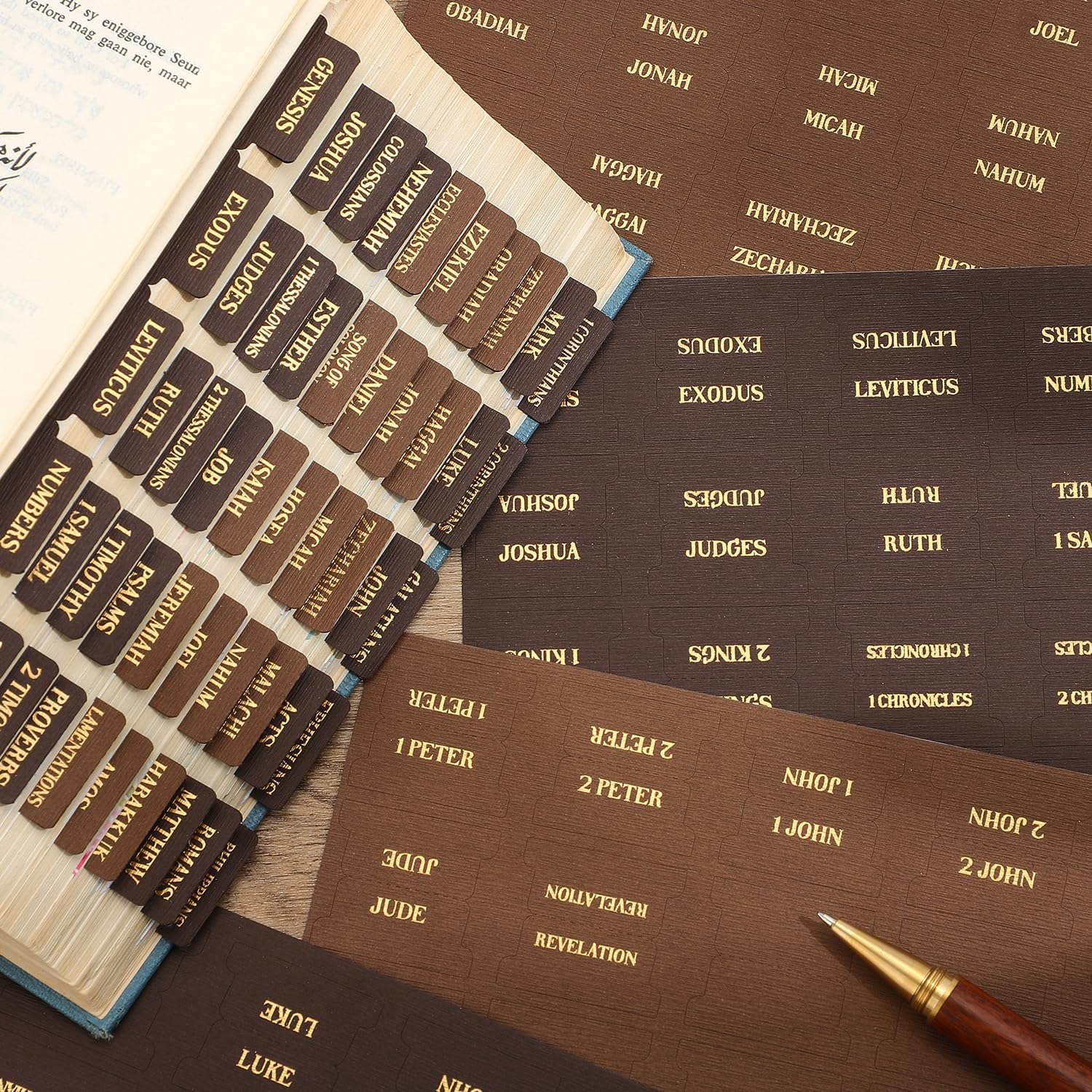 Detalle 2 de VYRANA LLTZZSYT Bible Tabs, 80-Piece Chestnut Woodgrain Set with Gold Foil