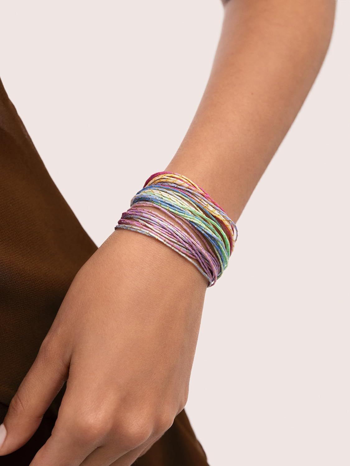 Detalle de SINGULARU Pack 3 Pulseras Sunset Spark: acero, cordón y color suave para llevar contigo